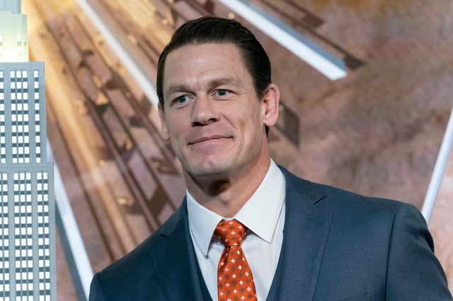 Captan a John Cena luciendo minifalda y tacones para su nueva película (FOTOS)