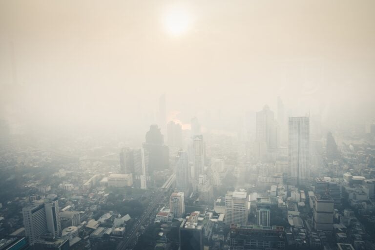 Emiten alerta en EEUU por peligroso humo