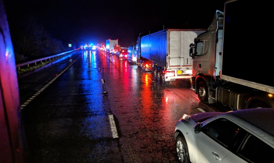 Marine muere en accidente mientras ayudaba a auto averiado en la carretera featured image