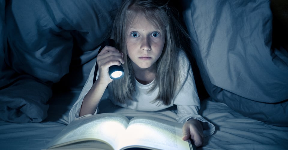 Niña leyendo historia de terror