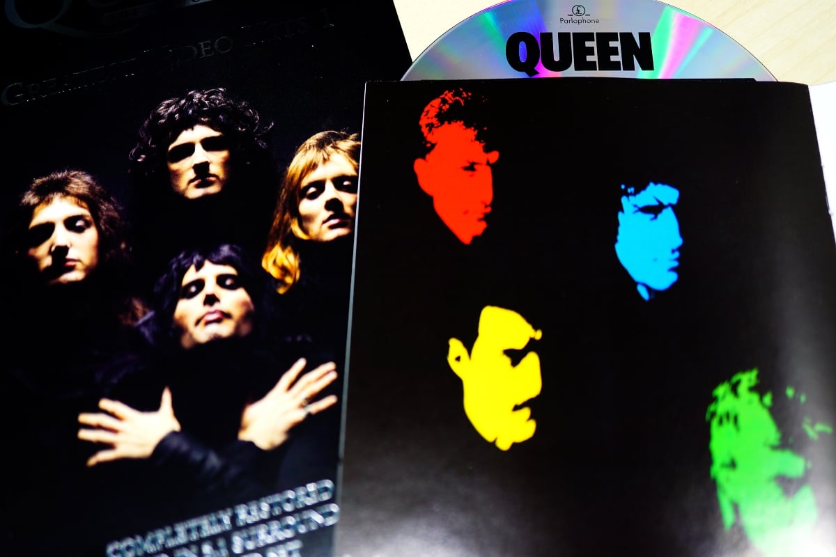 Muere Bruce Gowers, director del video Bohemian Rhapsody de Queen, a los 82 años de edad