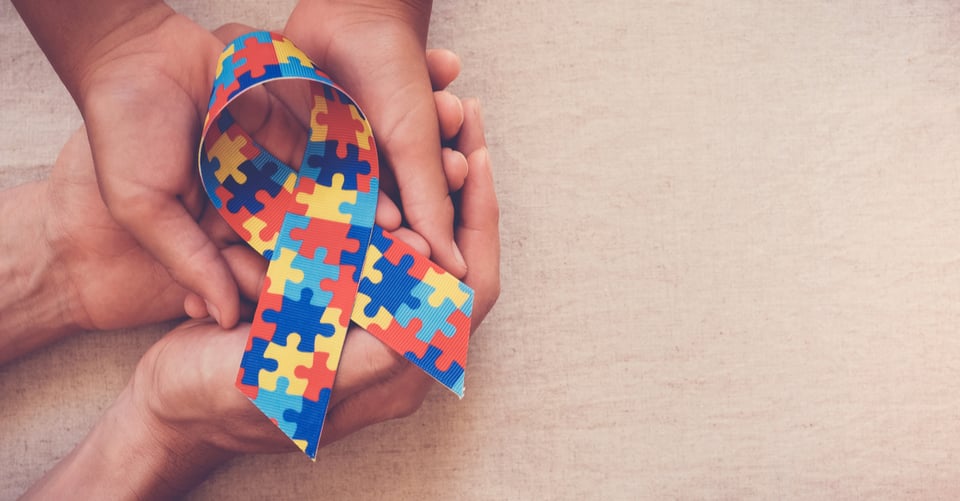 Manos con listón de autismo