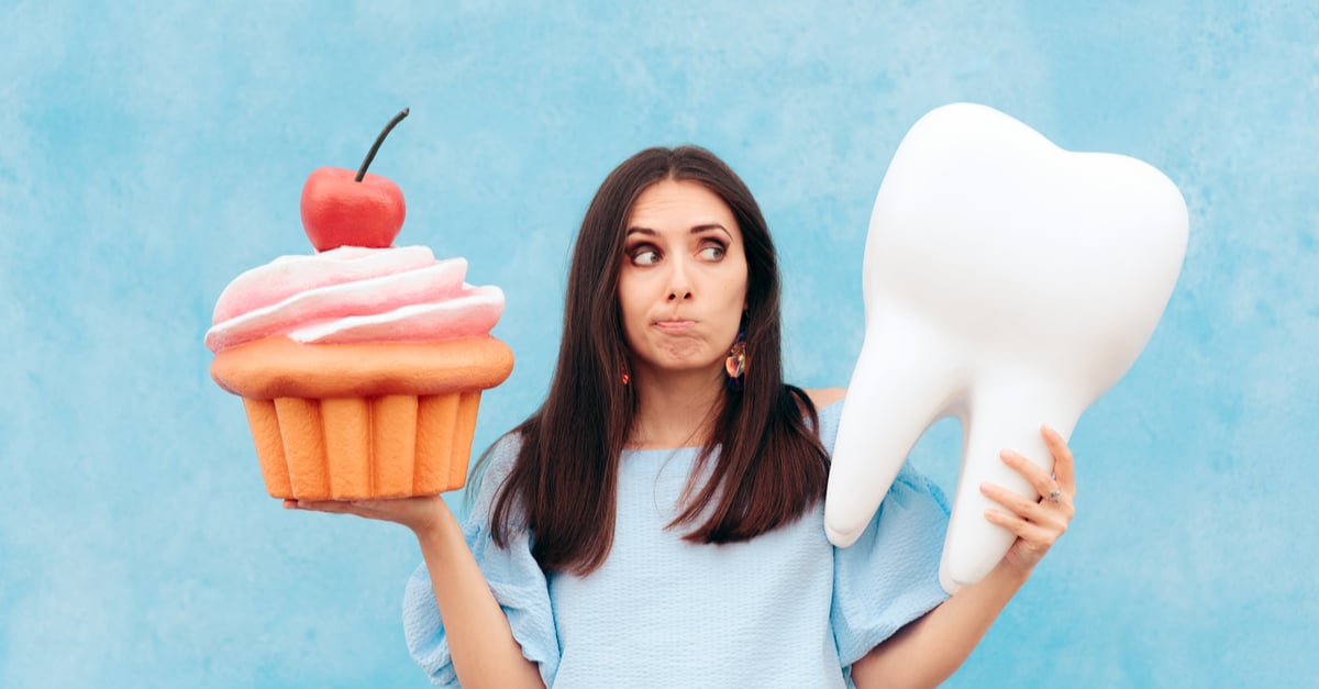 20 malos hábitos que arruinan tus dientes