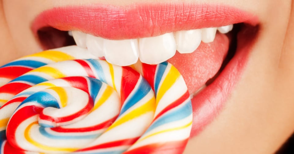 15 alimentos y bebidas que pueden manchar tus dientes