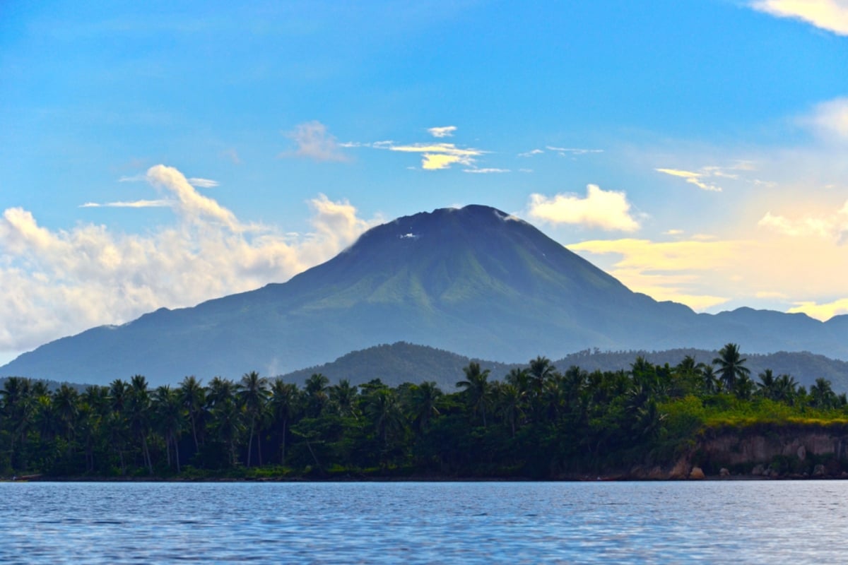 Volcán Bulusan hace erupción y alarma a la población local en Filipinas