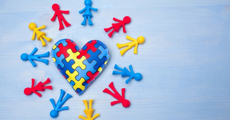 Muñecos junto con corazón con colores de idea de autismo
