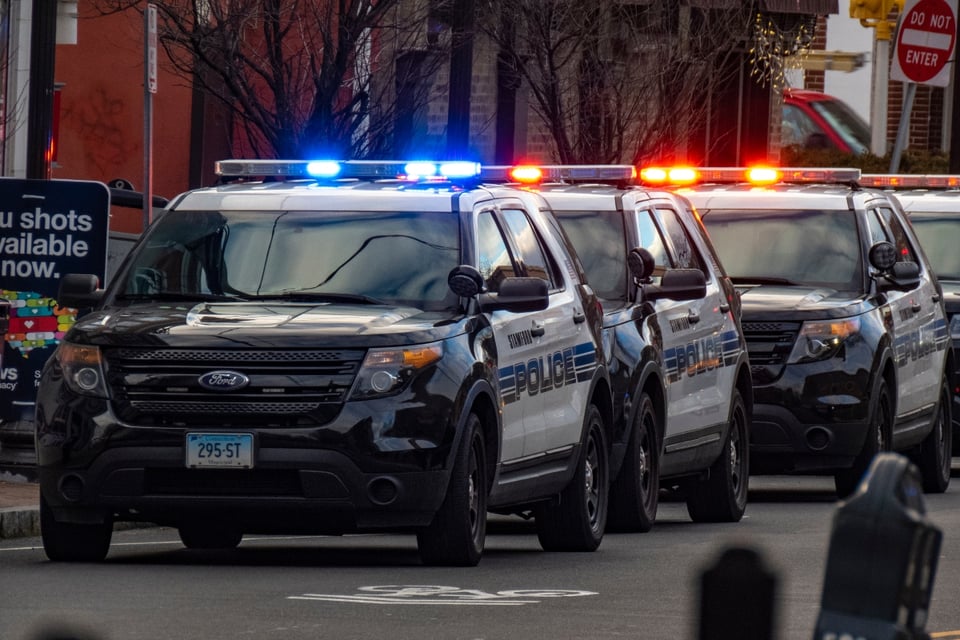 Detienen a padre de crianza en EEUU por presunto abuso a niños