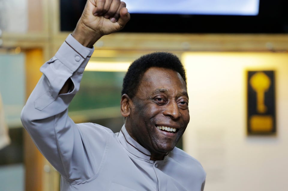 Hospital doctors give health reports on Pelé