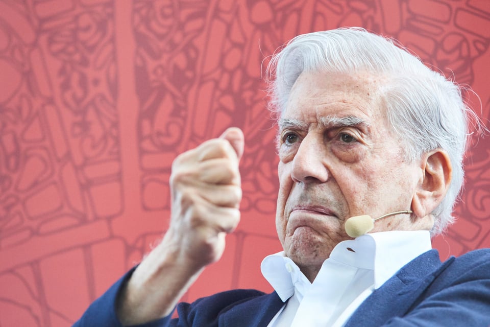 Afirman que el escritor Mario Vargas Llosa está hospitalizado por COVID-19
