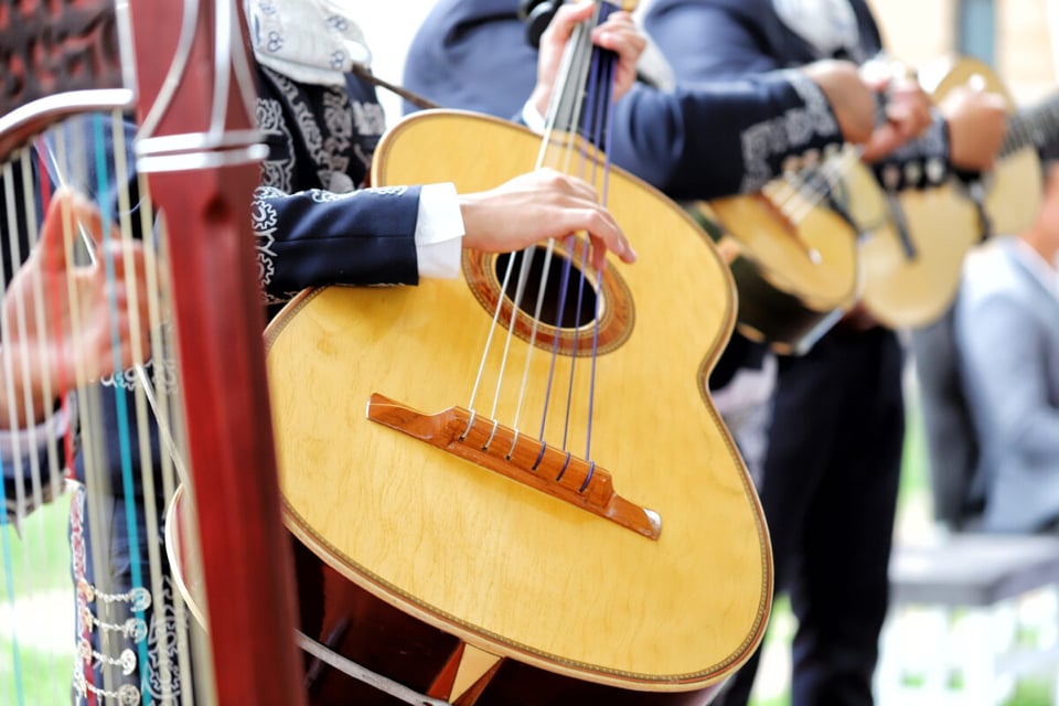 Mariachi, guitarra, arpa, músicos, MundoNOW