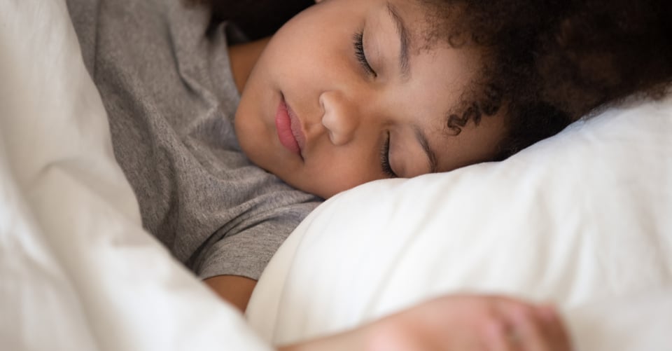 Una niña en un sueño profundo