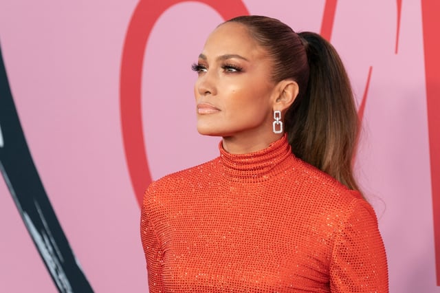 JLo aparece al natural con solo una toalla cubriendo su cuerpo (VIDEO)