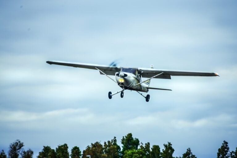Avioneta se estrella contra una valla en California
