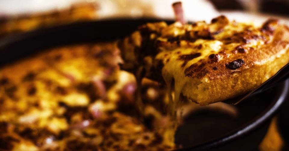Un pedazo de pizza que se está levantando