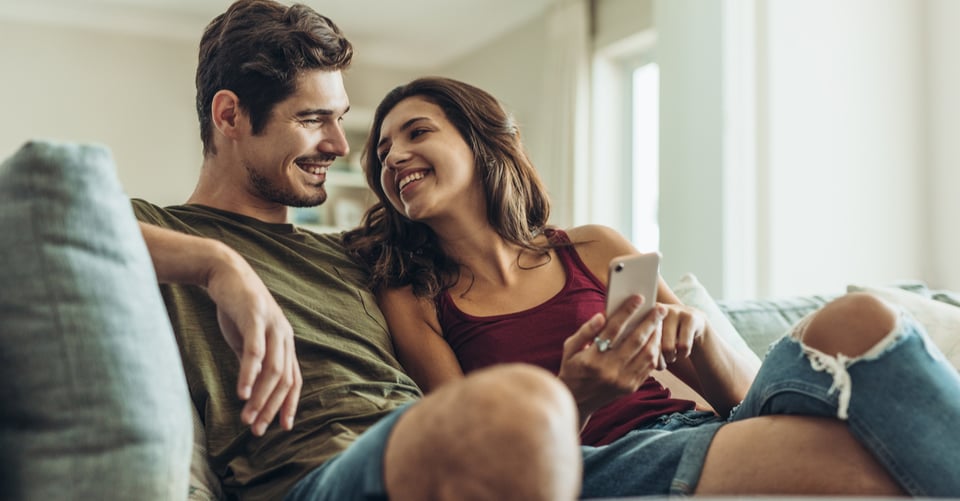 Una pareja en un sofá