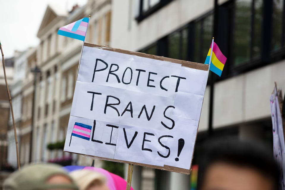 Prohiben tratamientos para jóvenes trans