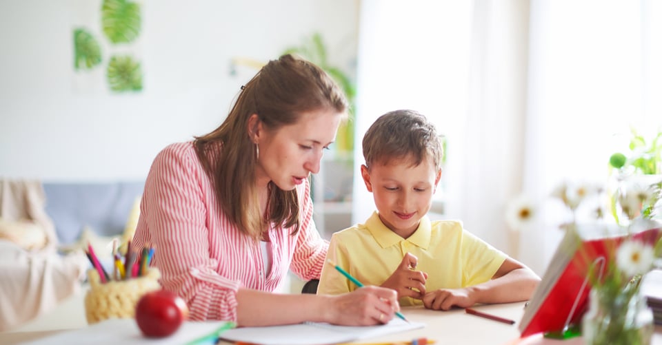 10 maneras de ayudar a tus hijos a administrar su carga de trabajo featured image