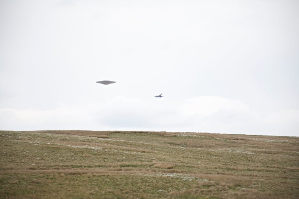 UFO, airplane, landscape, phenomena, MundoNOW