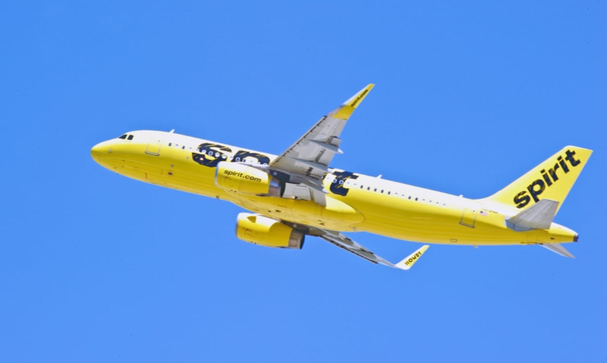 Avión se incendia en aeropuerto de Atlanta y piden a los pasajeros permanecer en sus asientos
