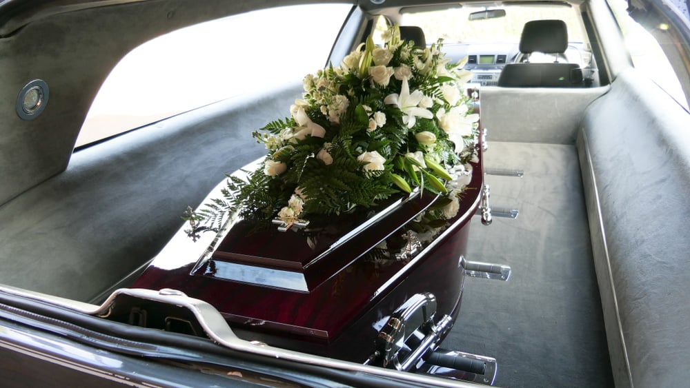 Arrestan al exnovio de Tunisha Sharma, mamá de la actriz se desmaya en pleno funeral (FOTOS)