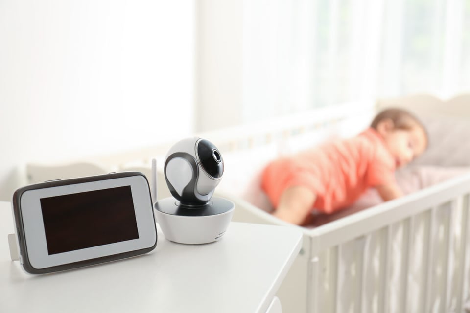 Monitor de bebé con pequeño al fondo