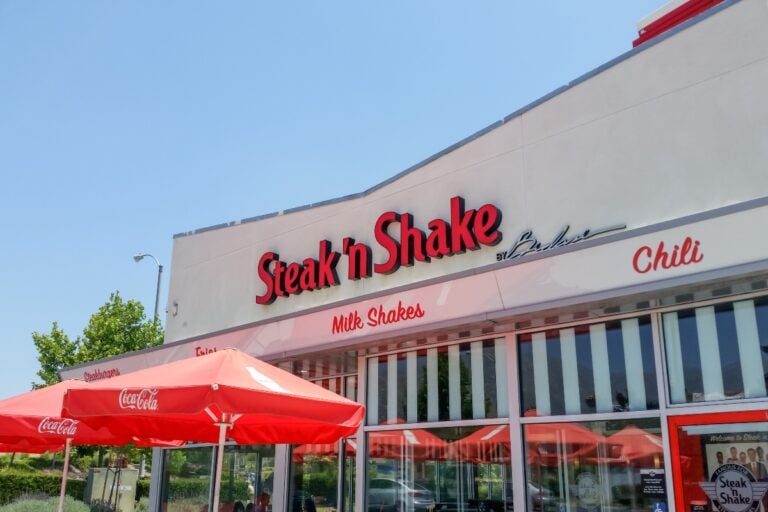 Reportan tiroteo en un restaurante Steak n’ Shake y confirman saldo