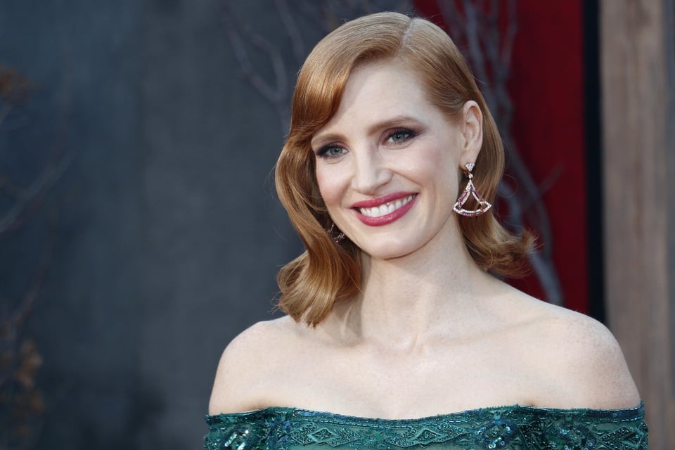 Jessica Chastain se cae al subir al escenario de los premios SAG (VIDEO)