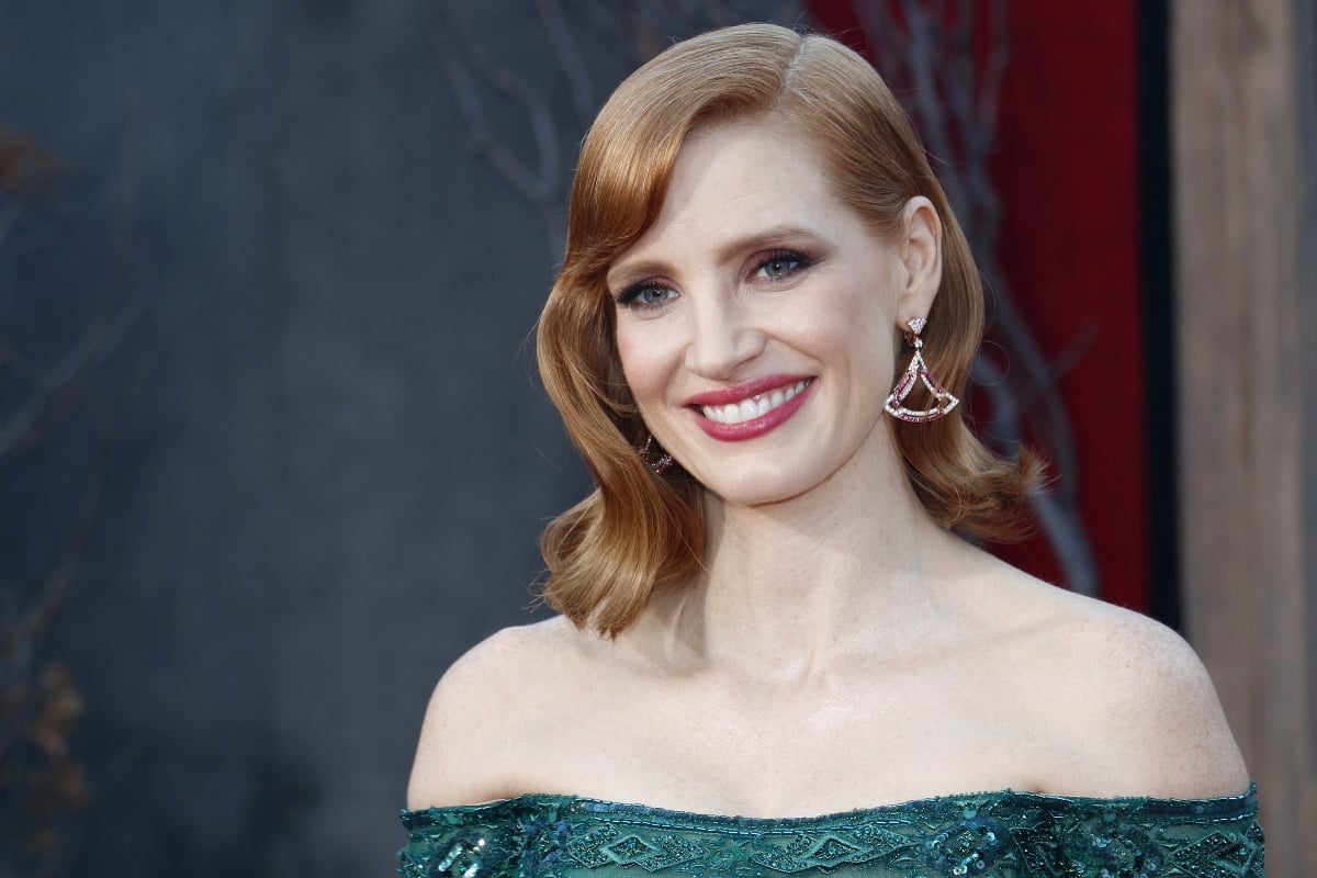 Jessica Chastain se cae al subir al escenario de los premios SAG (VIDEO)