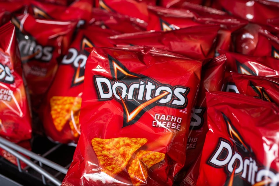 Advierten sobre peligroso químico encontrado en Doritos, Skittles, Pepsi y Gatorade