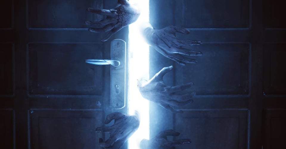 juego, caja de halloween, terror, manos abriendo puerta, película de horror