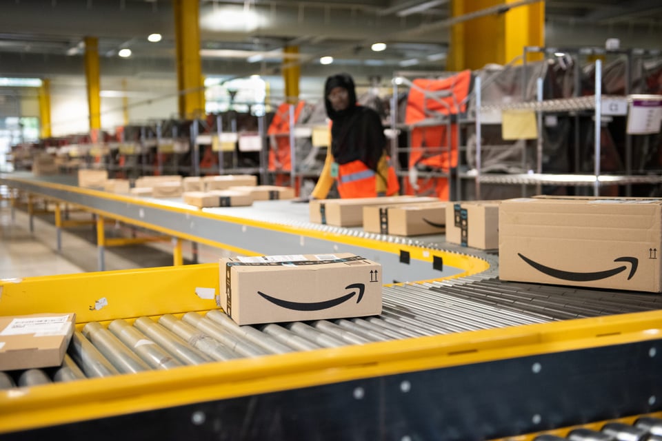 Walmart despide trabajadores almacén: Amazon se le une