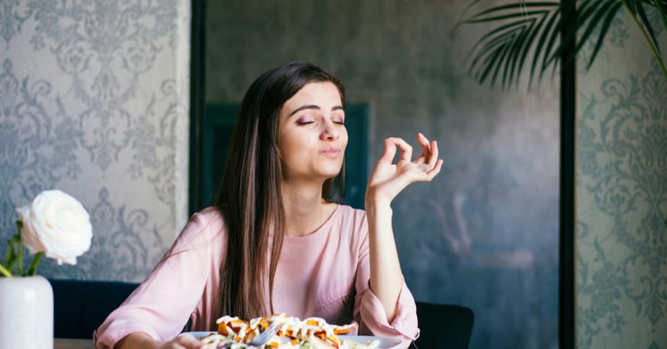 Mesa para una: 10 razones por las que es fantástico cenar sola