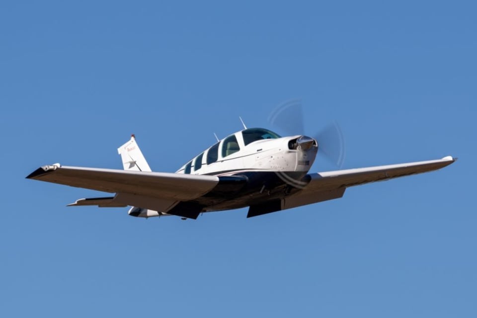 Se estrelló avioneta cerca de un aeropuerto en California y murieron cuatro personas