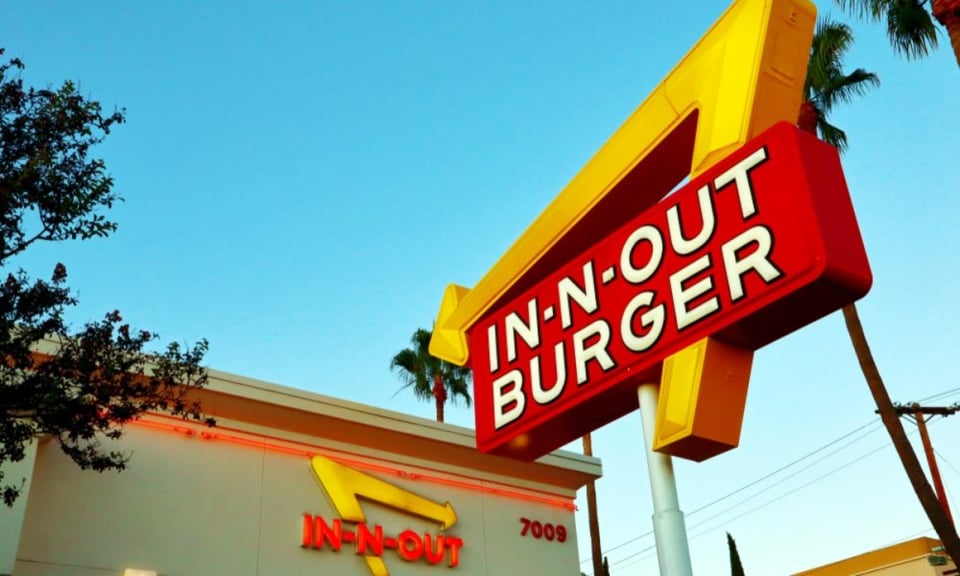 Cierran restaurante In N Out por mandato de vacunación y ellos desafían a las autoridades