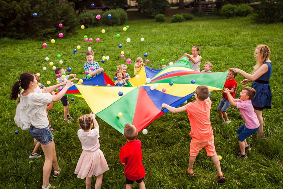 Felices, niños, arcoíris, paracaídas, pelotas.