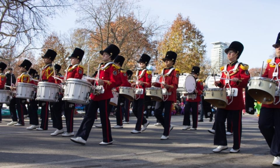Conductor choca y dispara contra espectadores de desfile en Wisconsin