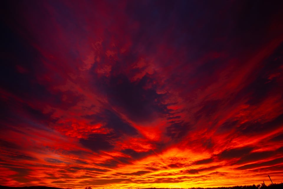 Cielo rojo, Europa, fin del mundo, aurora boreal, MundoNOW