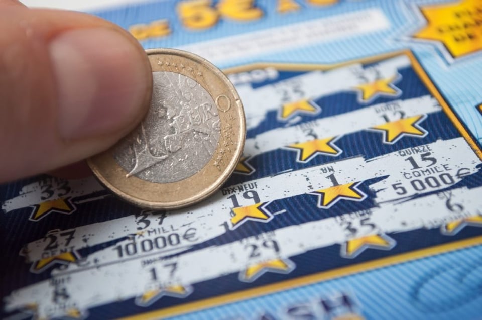 Mejores amigos se convierten en millonarios tras ganar con boleto para raspar