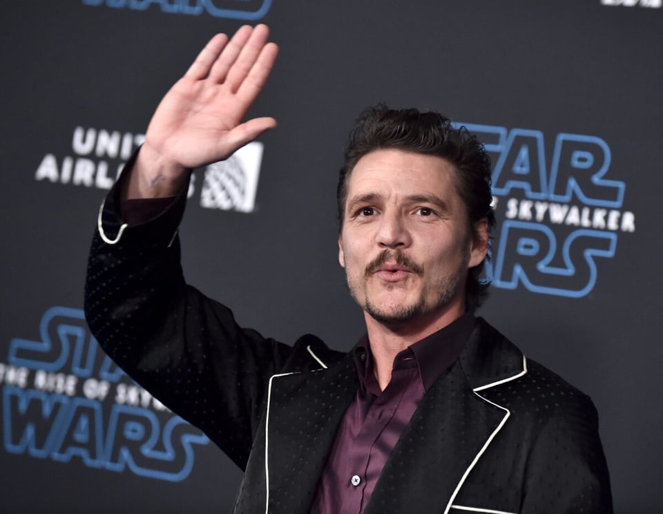 Pedro Pascal, saludo, star wars, alfombra roja, actor
