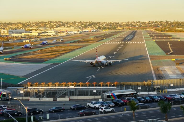 Avión se estrella contra aeropuerto en California y confirman saldo mortal