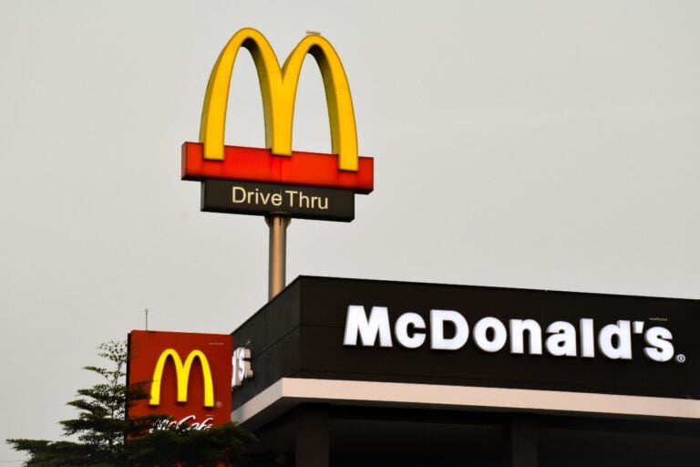 Niños trabajando en McDonald’s son descubiertos en EEUU