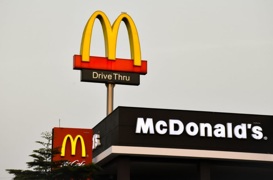 Mujer enfurece luego de que le dieran mal su pedido en un McDonald’s
