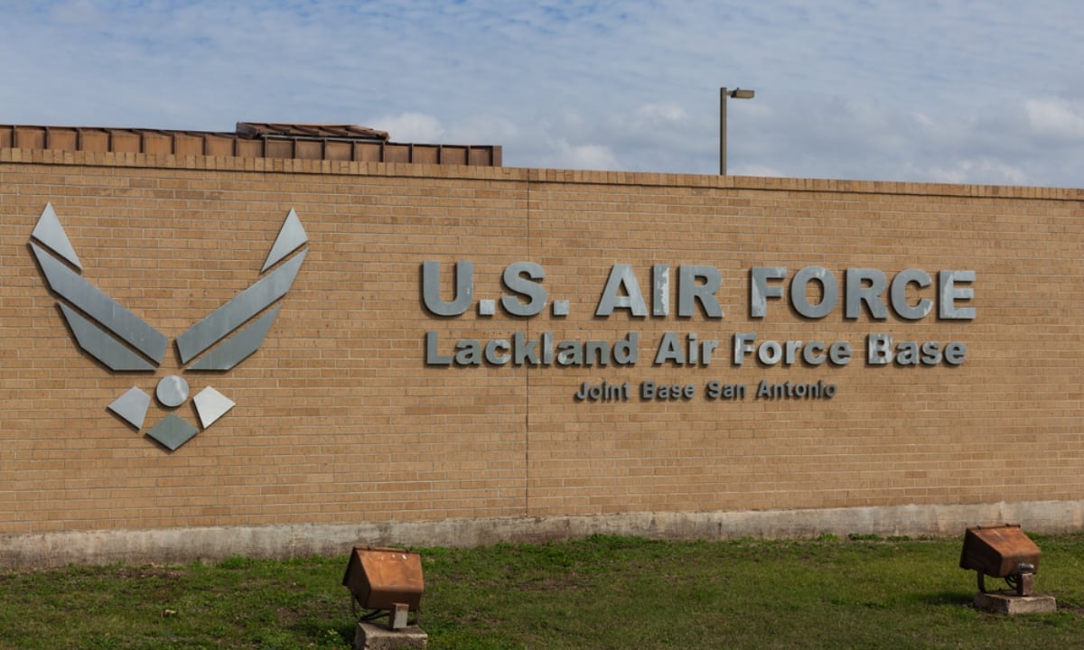 Reportan disparos y cierran la Base de la Fuerza Aérea Lackland