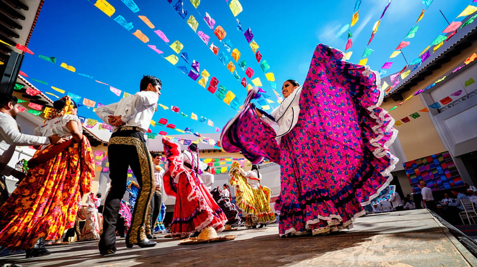 Museos, bibliotecas, centros culturales, desfiles, México