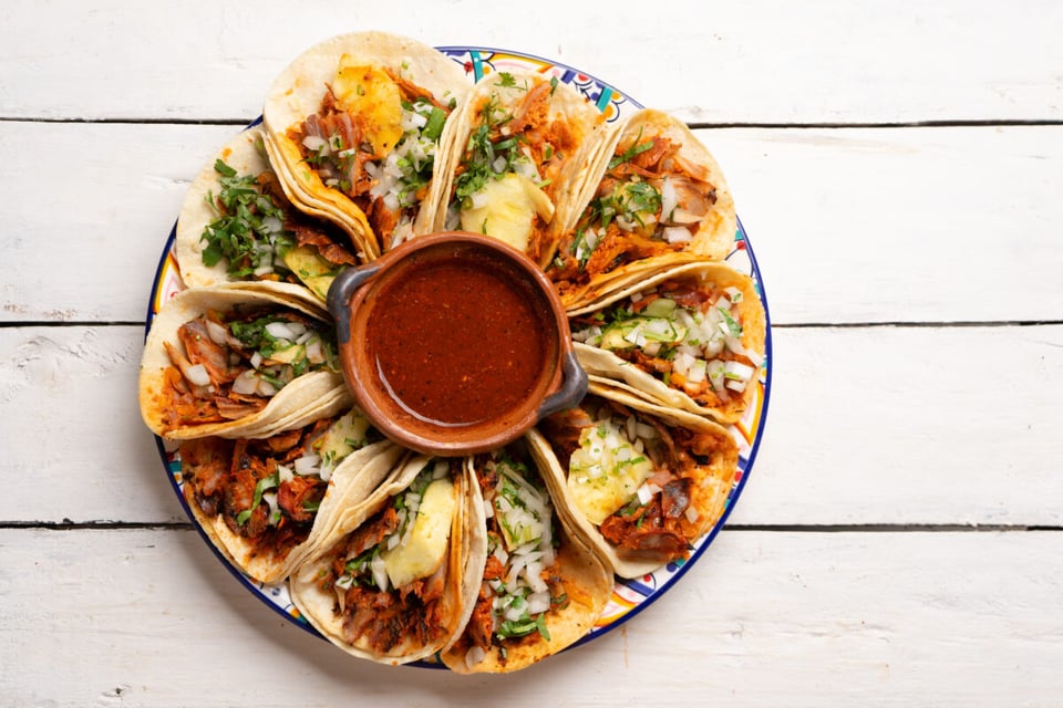 tacos al pastor, salsa de chile chipotle, piña, cebolla y cilantro, MundoNOW
