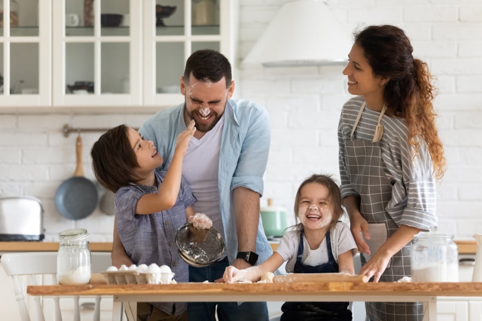 Una experta te da ‘tips’ para criar a tus hijos para el futuro; «Lo de allá afuera puede ser aterrador» featured image