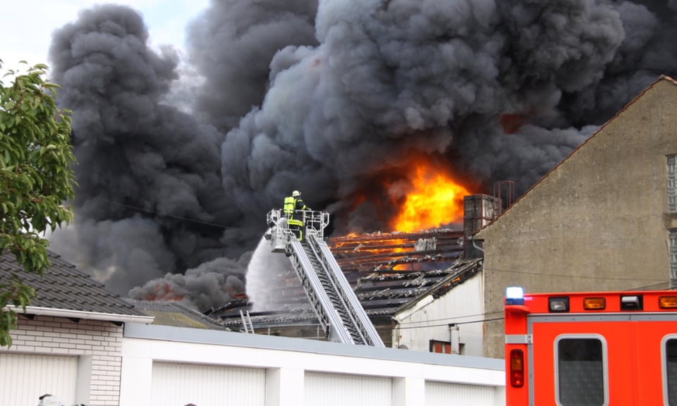 Voraz incendio deja a 6 personas heridas y a más de 30 sin hogar featured image