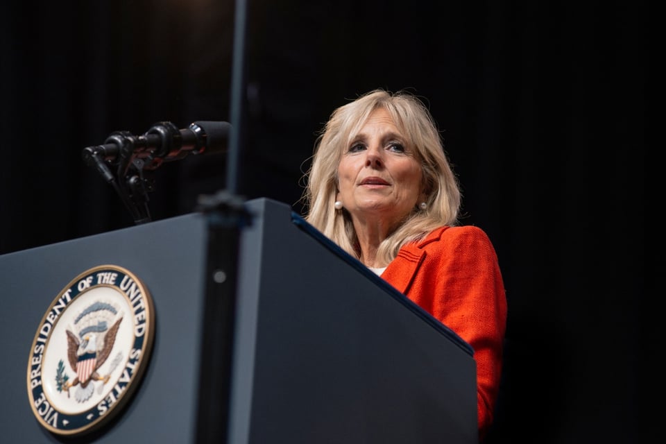 Critican a Jill Biden tras decir que los hispanos son tan “únicos” como los «tacos de desayuno”
