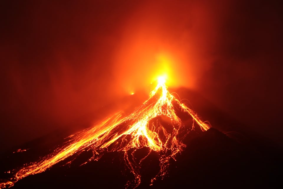 El volcán karangetang entra en erupción después de 12 años featured image