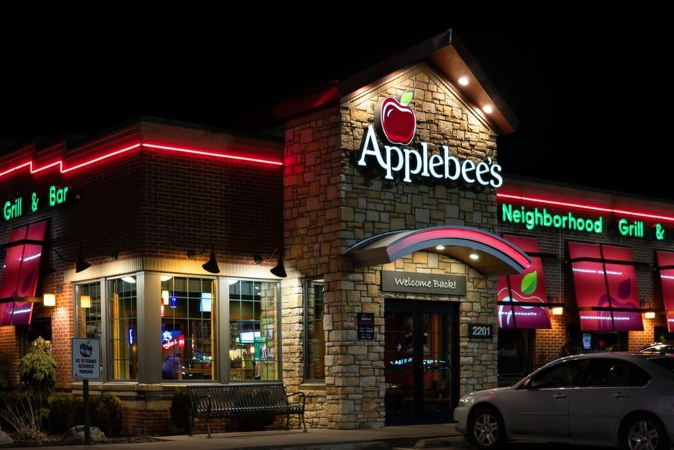 Atacan a empleado de Applebee’s con cuchillo de carnicero por insólita razón